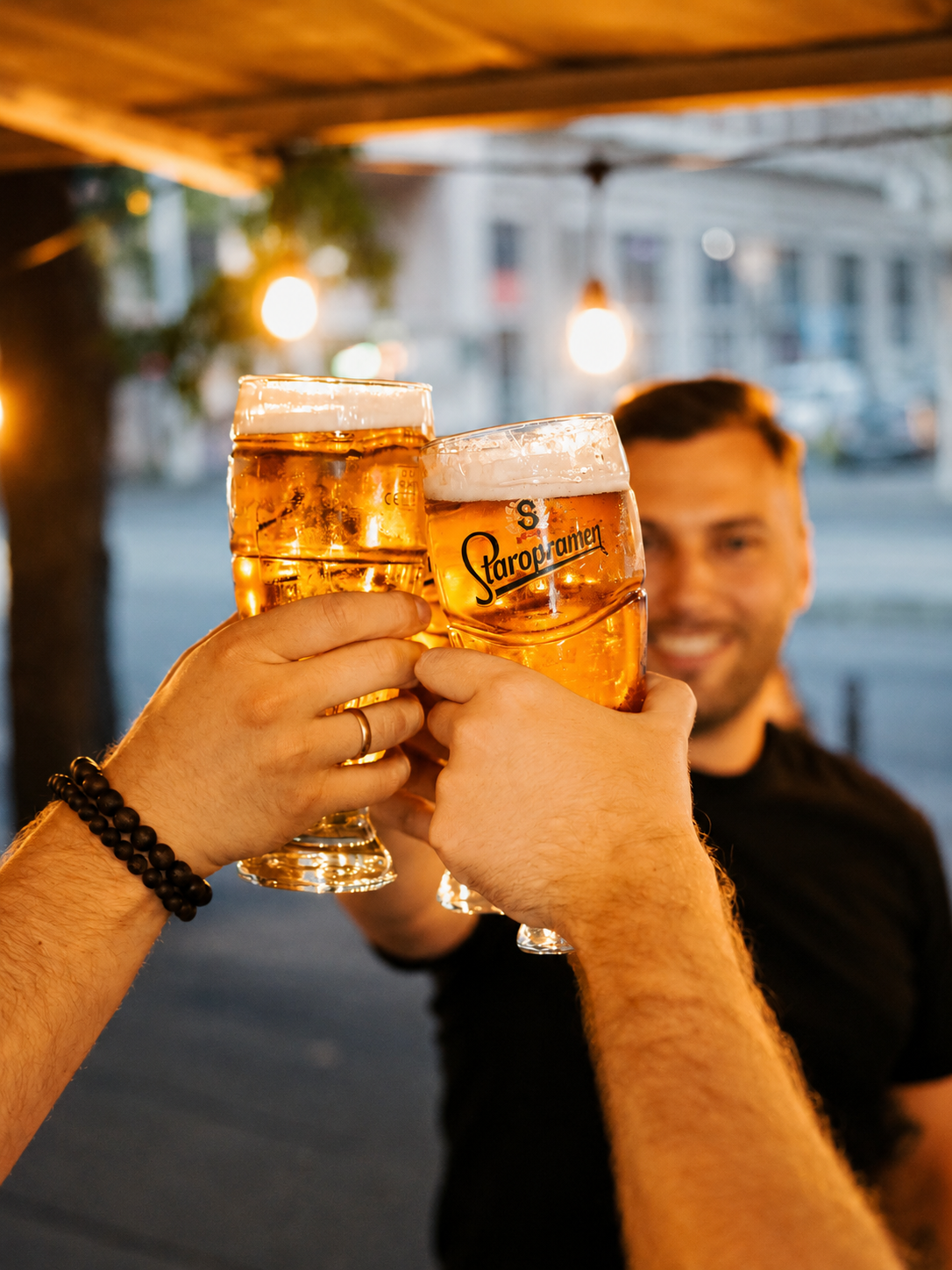 Három korsó Staropramen sör közelről