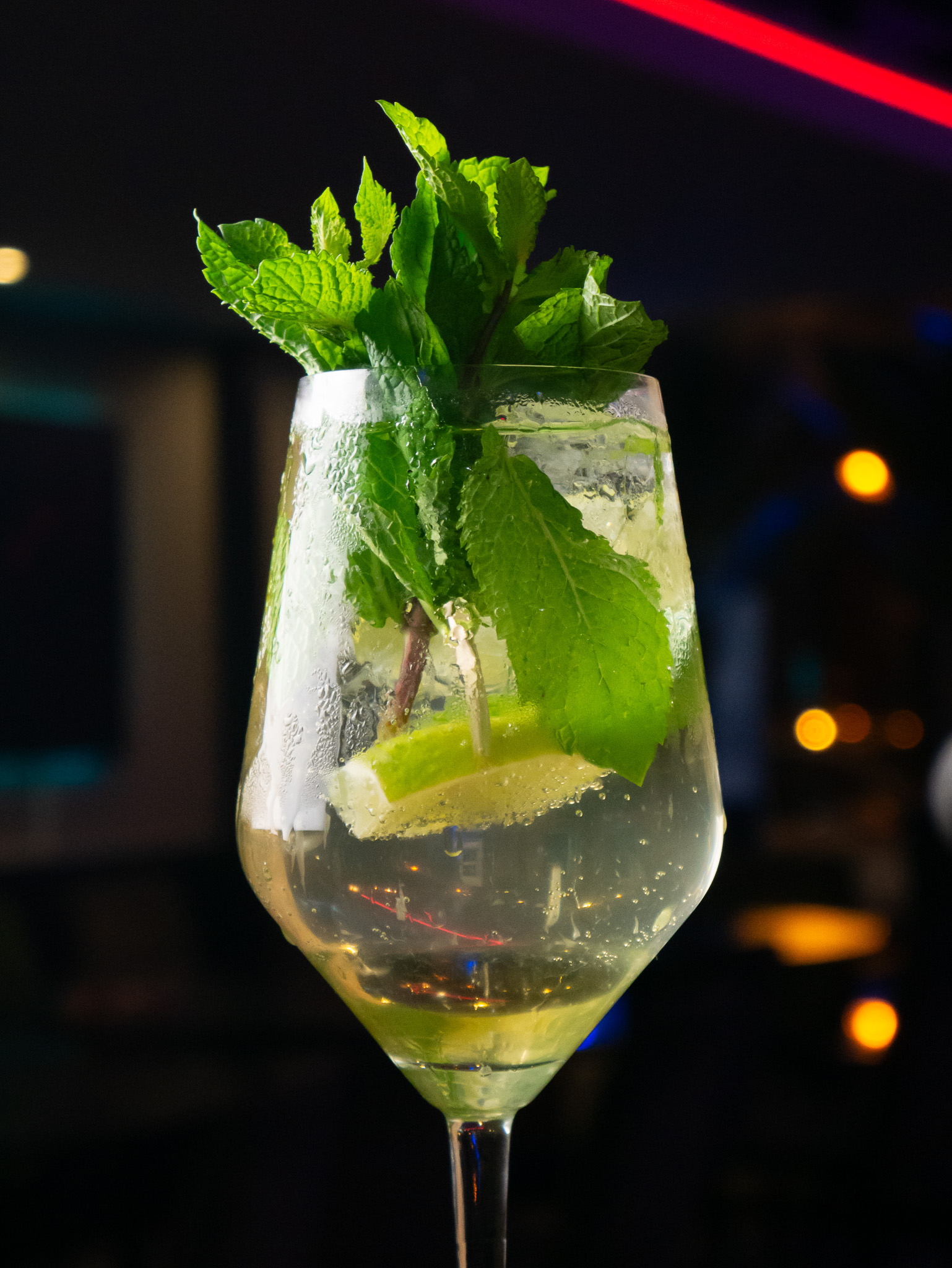 Hugo Spritz koktél mentával és lime-mal a Passion Bar Happy Hour kínálatában